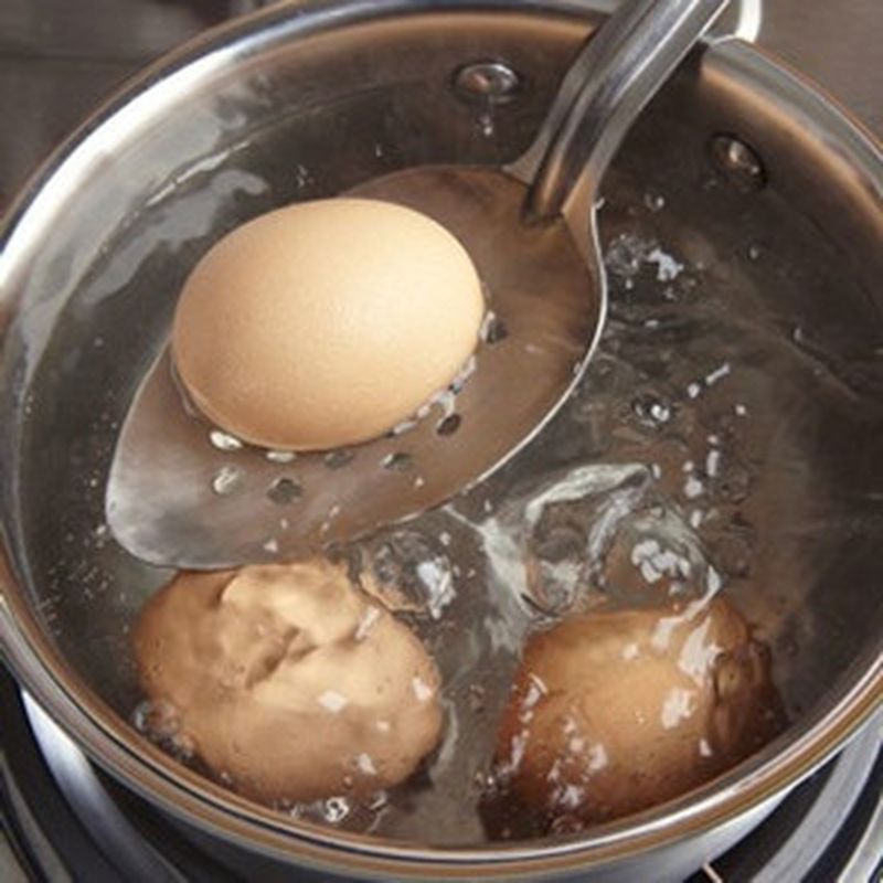 Сколько сварятся яйца. Варка яиц. Яйца в кастрюле. Кастрюлька с яйцами. Варить яйца.